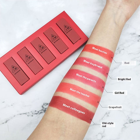 Hydrating lipstick set with vitamins